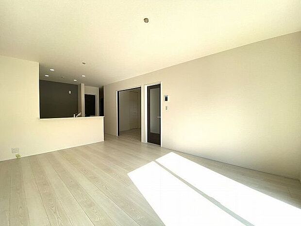 キッチンとリビングダイニングを隔てるものがなく広々としたリビング!ご家族とのコミュニケーションもとりやすくなっています。