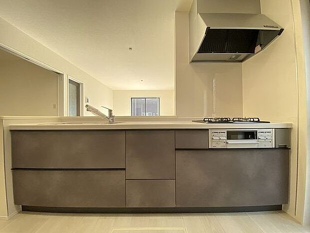 大きなシンクや広いワークトップでゆとりある空間♪高級感あふれるキッチンは見た目だけでなく優れた機能性!