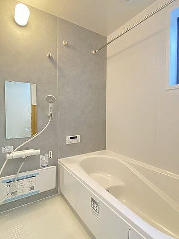 手足を伸ばしてゆったりと入ることのできる大きなバスタブ♪肩までしっかりと浸かれば心身ともにリラックス♪