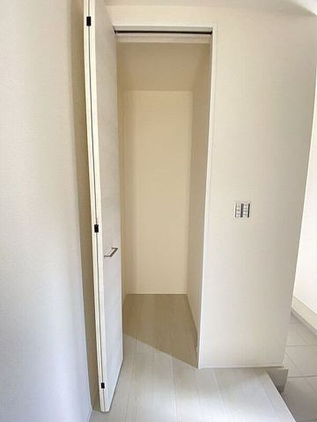 玄関近くの収納は外出時に必要なコートや帽子などを収納できて便利♪