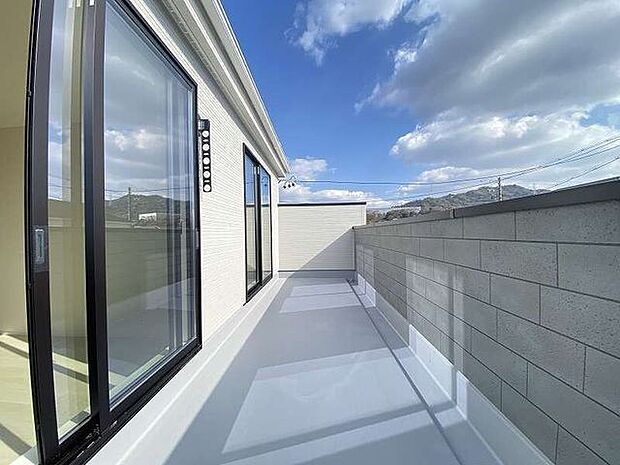 晴れた日には洗濯物はもちろん、お布団もしっかり干せますね。