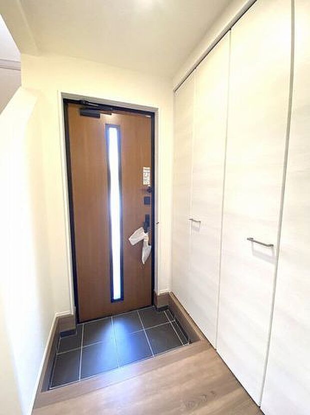 天井まであるシューズボックスは、ご家族全員分の履物を収納できるほどの大容量です。