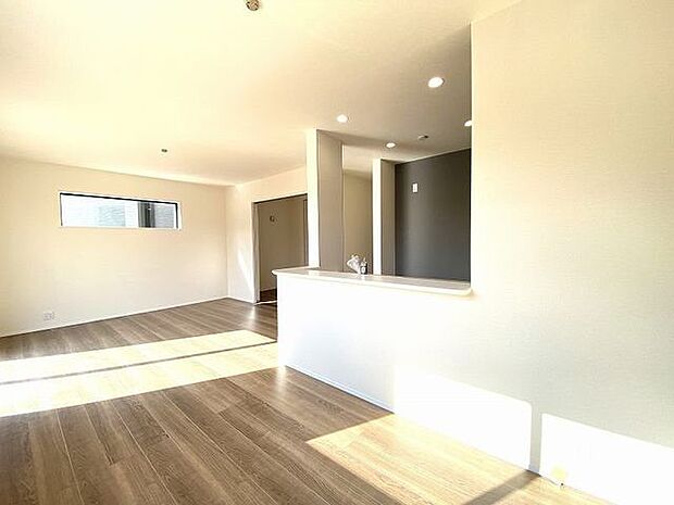 キッチンとリビングダイニングを隔てるものがなく広々としたリビング!ご家族とのコミュニケーションもとりやすくなっています。