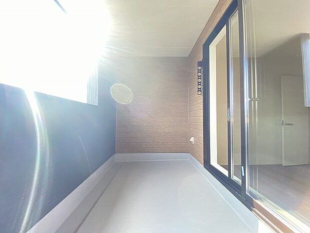 洋室から出入り可能なインナーバルコニーです。洗濯物のお片付けなど、とっても便利ですね。