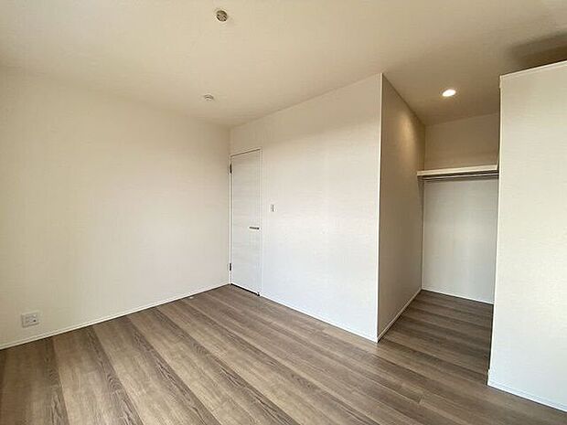 大容量の収納スペース、ウォークinクローゼットがついているので、お部屋がすっきり片付けられますね♪