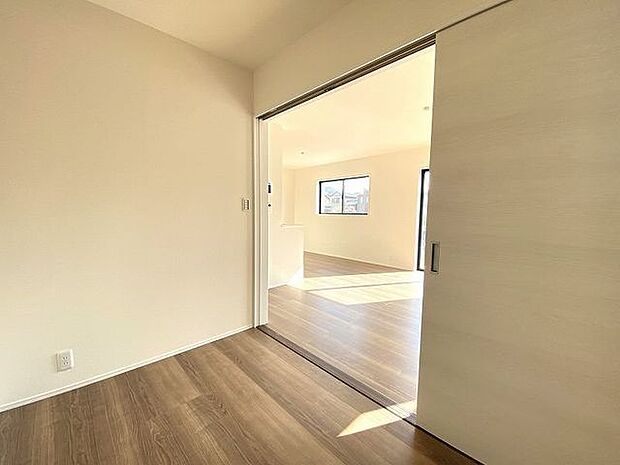 リビングから目が届く洋室は、お子様の遊び部屋・お昼寝スペースとして使うのもオススメです♪