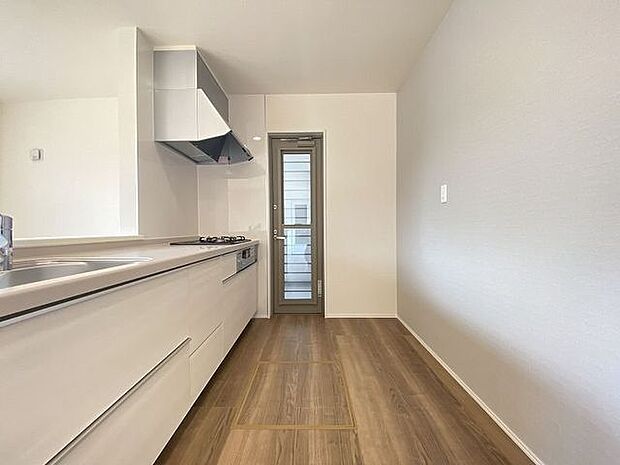 キッチンに勝手口が設けられており、換気やゴミ出しなど便利♪便利な床下収納付きです!