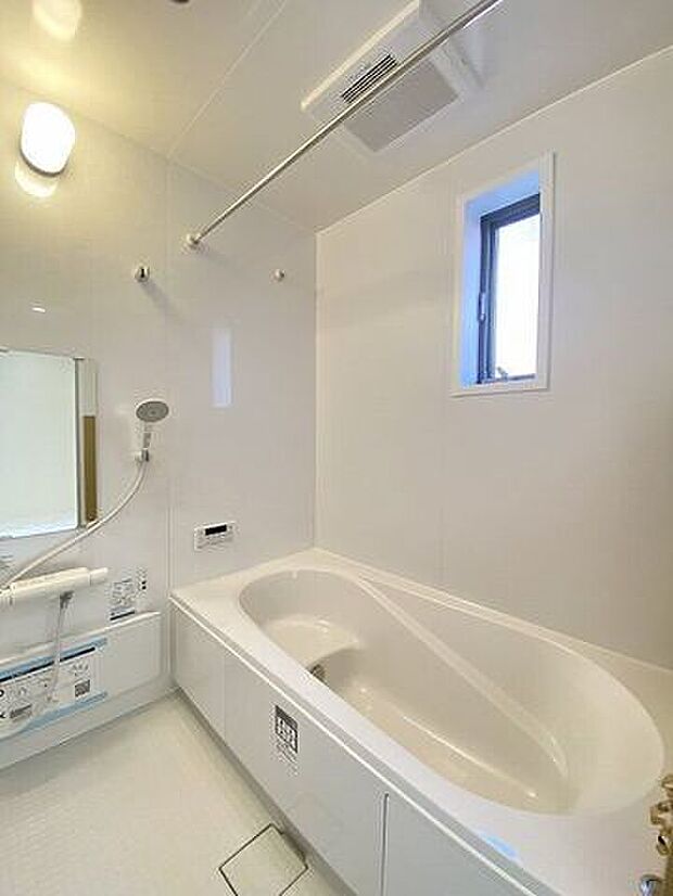 手足を伸ばしてゆったりと入ることのできる大きなバスタブ♪肩までしっかりと浸かれば心身ともにリラックス♪