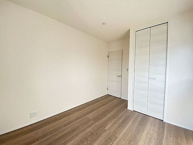 シンプルに作られた洋室は、自分好みのインテリアでコーディネイトし癒しの空間作りに最適です♪