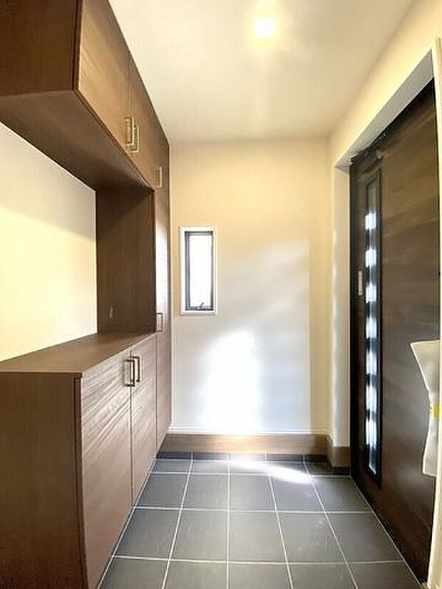 窓から光の入る明るい玄関で、家族やお客様をお迎えできます。