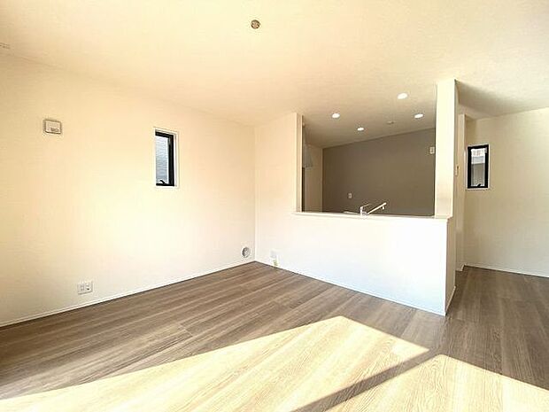 南側からたっぷりの陽が差し込む明るい空間は居心地が良く、ご家族が集まるくつろぎスペース♪