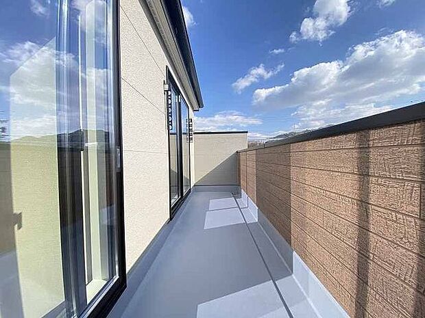 南向きのバルコニー♪太陽の光いっぱい浴びた洗濯物が気持ちがいいですね。