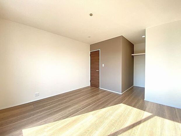 大容量の収納スペース、ウォークinクローゼットがついているので、お部屋がすっきり片付けられますね♪