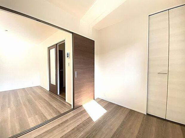 リビングから目が届く洋室は、お子様の遊び部屋・お昼寝スペースとして使うのもオススメです♪