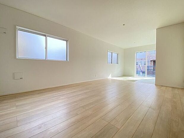 和室続きのリビングは広々としておりキッチンとリビングダイニングを隔てるものがなく開放感あふれる空間♪