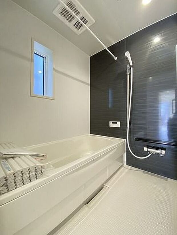 落ち着いた雰囲気の浴室にはゆったりと1日の疲れを癒す事のできる大きなバスタブ♪帰りが遅いご家族も気持ちよく入浴頂ける追炊き機能など設備も整っています。