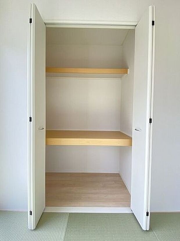 和室にある収納スペースは来客用の座布団やお昼寝用のお布団、リビングで使うものなど収納ができ大変重宝!