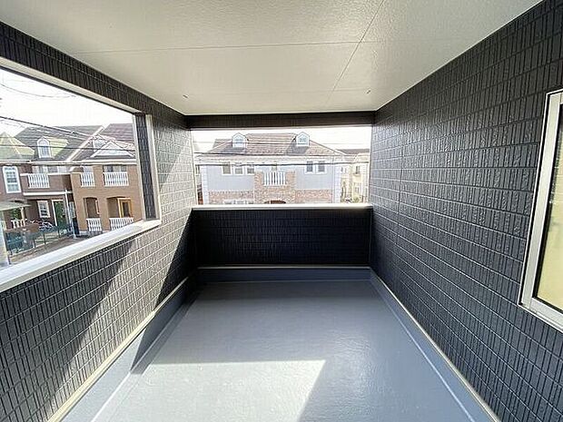 広々としたルーフバルコニーで、突然の雨でも洗濯物が濡れにくいです☆