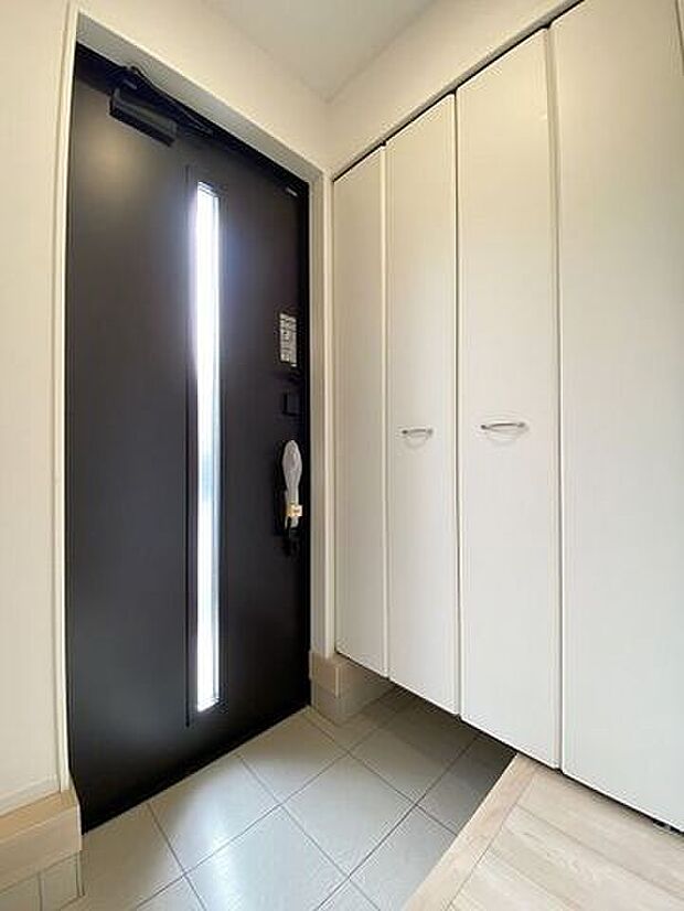 窓から光の入る明るい玄関で、家族やお客様をお迎えできます。