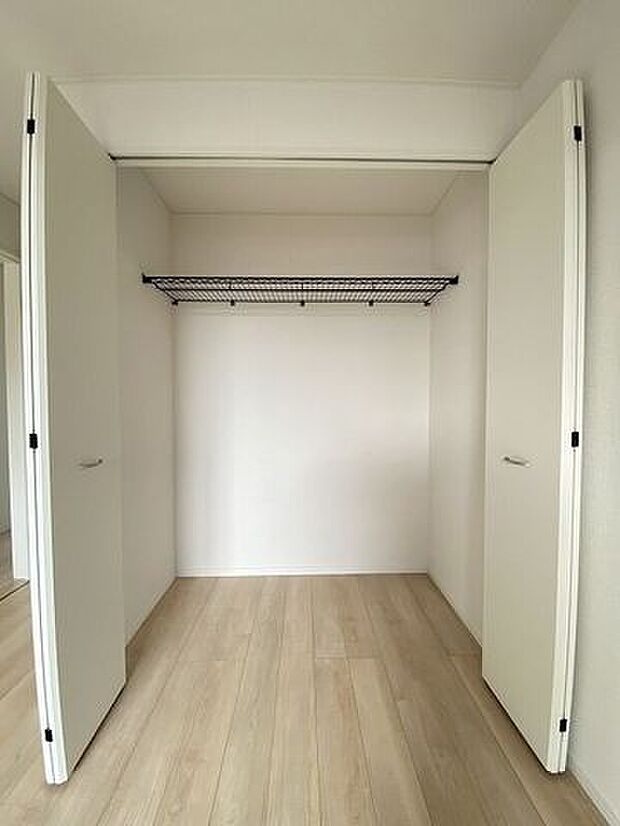 居室にそれぞれクローゼットが設けられています!お部屋はすっきり片付き本来の広さでお使いいただけます♪整然としたお部屋で過ごすのは気持ちがいいものですね。