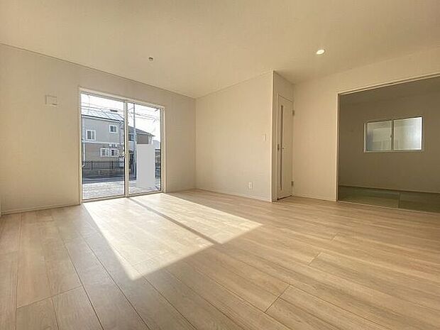 南側からたっぷりの陽が差し込む明るい空間は居心地が良く、ご家族が集まるくつろぎスペース♪