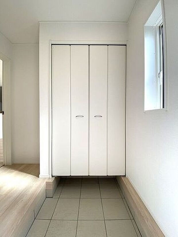 ご家族全員の履物を収納できる大容量のシューズボックス。来客時もスッキリとした玄関でお出迎え♪