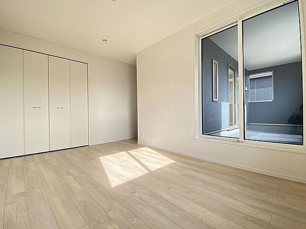 バルコニーに出られる大きな窓がある明るいお部屋♪