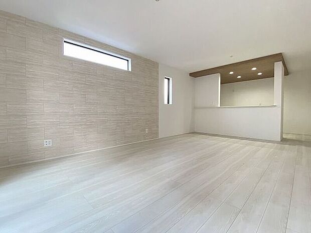 キッチンとリビングダイニングを隔てるものがなく広々としたリビング！ご家族とのコミュニケーションもとりやすくなっています。