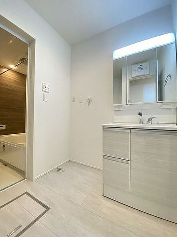 使いやすくお掃除もしやすい大きな洗面ボウル!三面鏡の裏側にある収納スペースは化粧品や洗面小物などを収納できすっきり♪