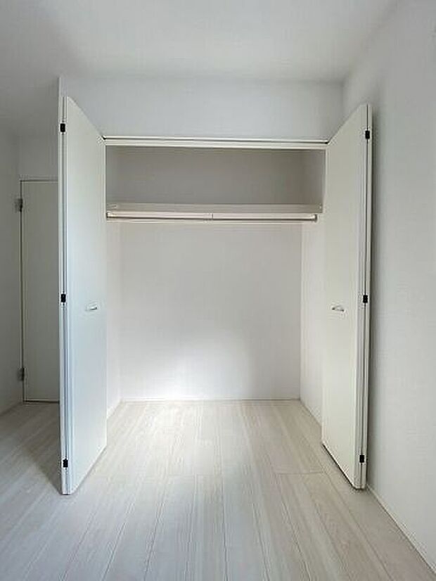 季節物の衣類や布団の収納に欠かせないクローゼット♪全居室に付いています!