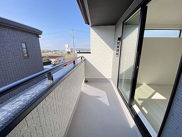 晴れた日には洗濯物はもちろん、お布団もしっかり干せますね。