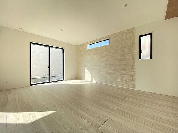 大きな窓から採光もしっかり取り入れられ、ご家族がゆっくりくつろぐ事ができる明るい温かみのあるリビング♪