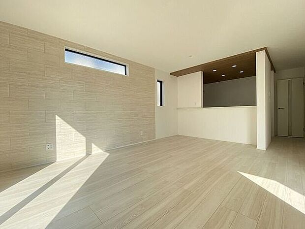 キッチンとリビングダイニングを隔てるものがなく広々としたリビング!ご家族とのコミュニケーションもとりやすくなっています。