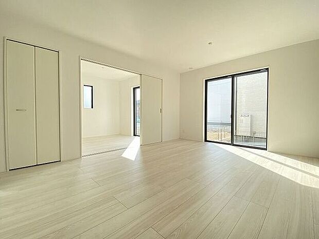 南側からたっぷりの陽が差し込む明るい空間は居心地が良く、ご家族が集まるくつろぎスペース♪