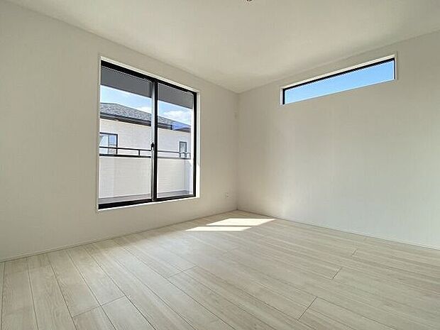 大きな窓によりお部屋をさらに広く・明るく・開放的に感じられます!