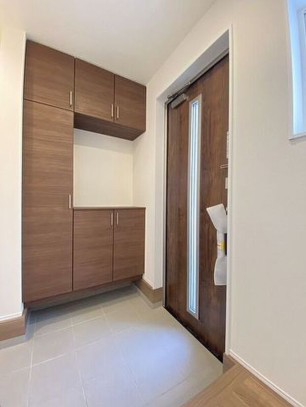 収納力に優れたシューズボックスには、季節のお花や思い出の写真を飾ることができるスペース付き♪