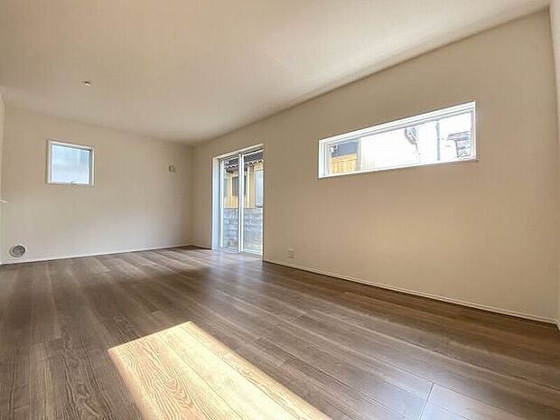 南側からたっぷりの陽が差し込む明るい空間は居心地が良く、ご家族が集まるくつろぎスペース♪