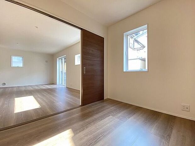 リビングから目が届く洋室は、お子様の遊び部屋・お昼寝スペースとして使うのもオススメです♪