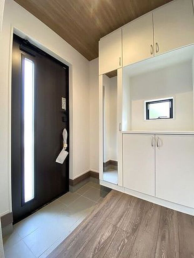 天井まであるシューズボックスは、ご家族全員分の履物を収納できるほどの大容量です。