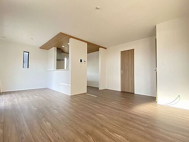 キッチンとリビングダイニングを隔てるものがなく広々としたリビング!ご家族とのコミュニケーションもとりやすくなっています。