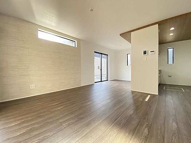 南側からたっぷりの陽が差し込む明るい空間は居心地が良く、ご家族が集まるくつろぎスペース♪