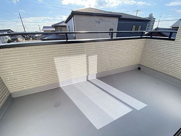 洋室から出入り可能なインナーバルコニーです。洗濯物のお片付けなど、とっても便利ですね。