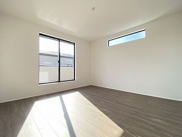 バルコニーに出られる大きな窓がある明るいお部屋♪