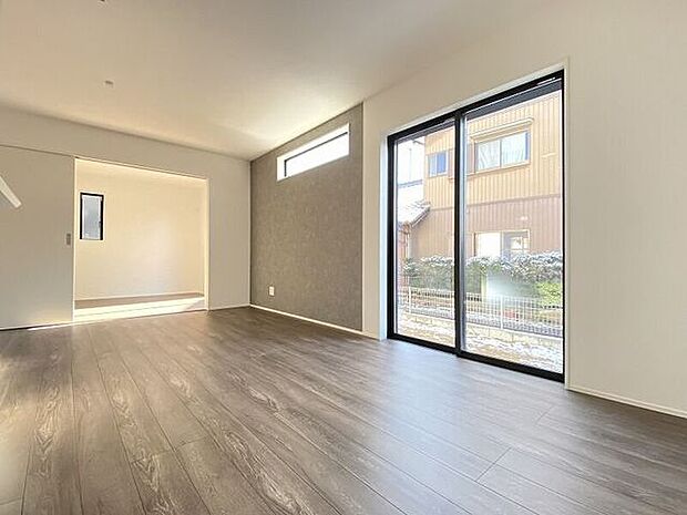 大きな窓から採光もしっかり取り入れられ、ご家族がゆっくりくつろぐ事ができる明るい温かみのあるリビング♪