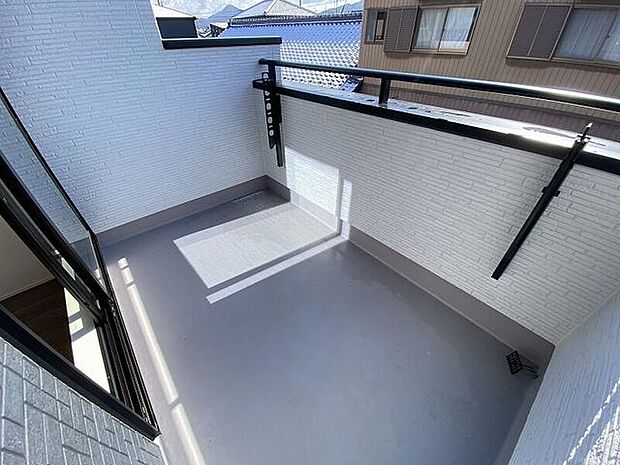 南向きのバルコニー♪太陽の光いっぱい浴びた洗濯物が気持ちがいいですね。