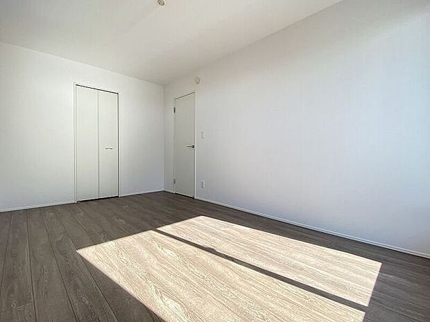 シンプルに作られた洋室は、自分好みのインテリアでコーディネイトし癒しの空間作りに最適です♪