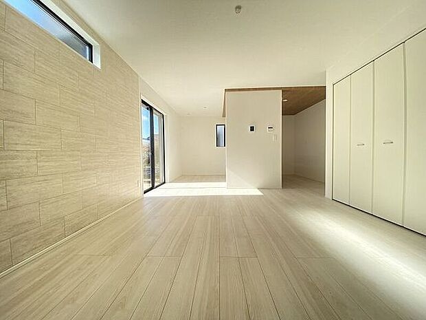 南側からたっぷりの陽が差し込む明るい空間は居心地が良く、ご家族が集まるくつろぎスペース♪