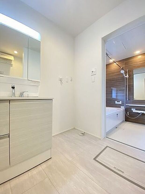 使いやすくお掃除もしやすい大きな洗面ボウル!三面鏡の裏側にある収納スペースは化粧品や洗面小物などを収納できすっきり♪