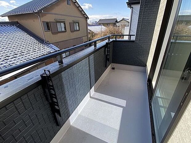 南向きのバルコニー♪太陽の光いっぱい浴びた洗濯物が気持ちがいいですね。