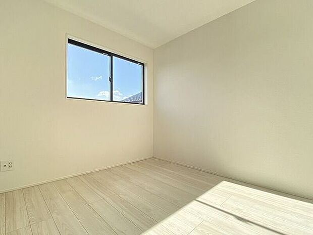 明るい洋室はお子様のお部屋としても良いですね!